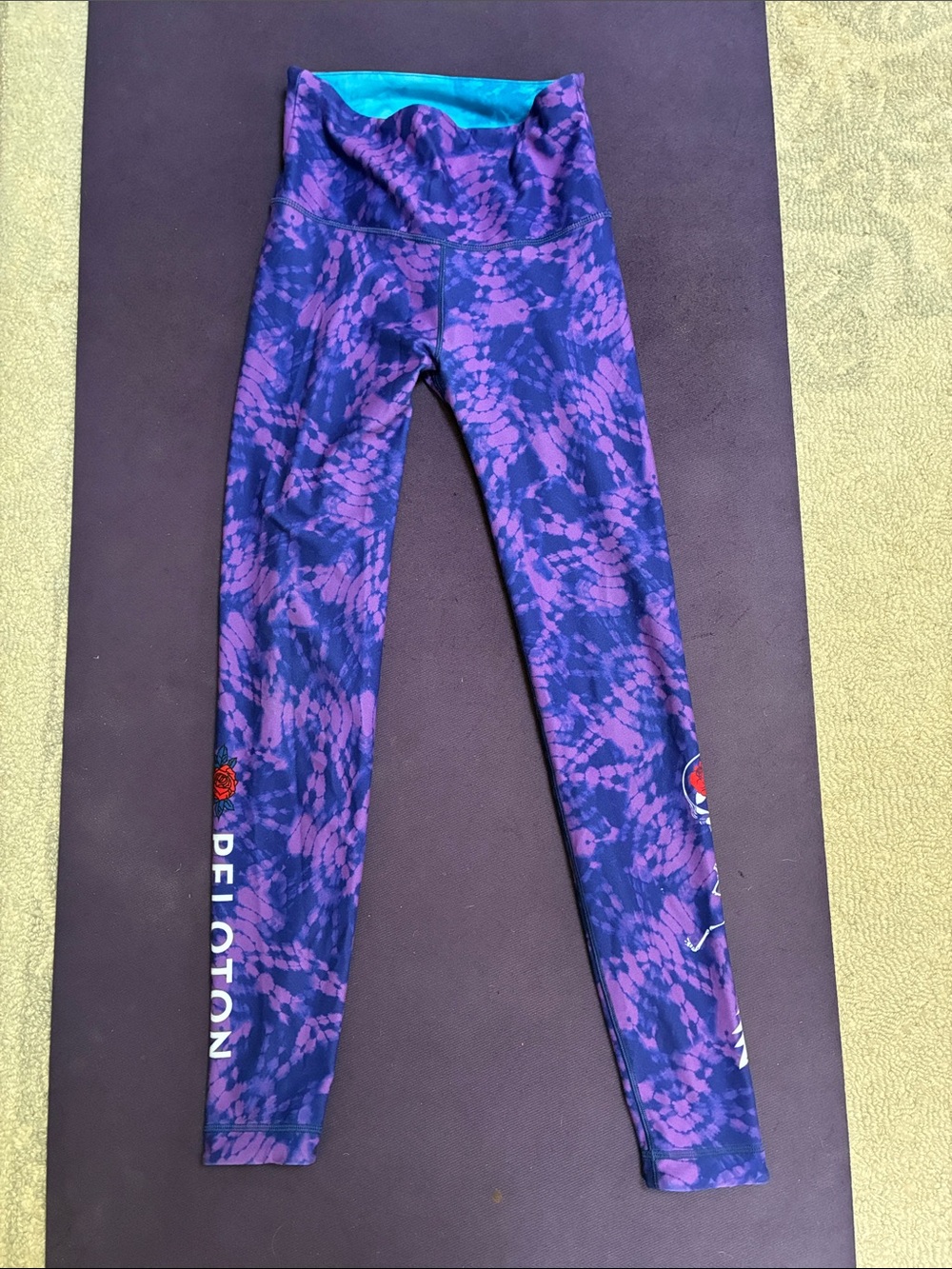 Peloton reversible WITH Leggings. Size Small.
